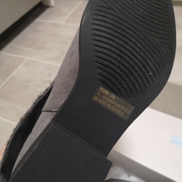 Maurices Gray Boots in Box size 10 - Picture 4 of 6